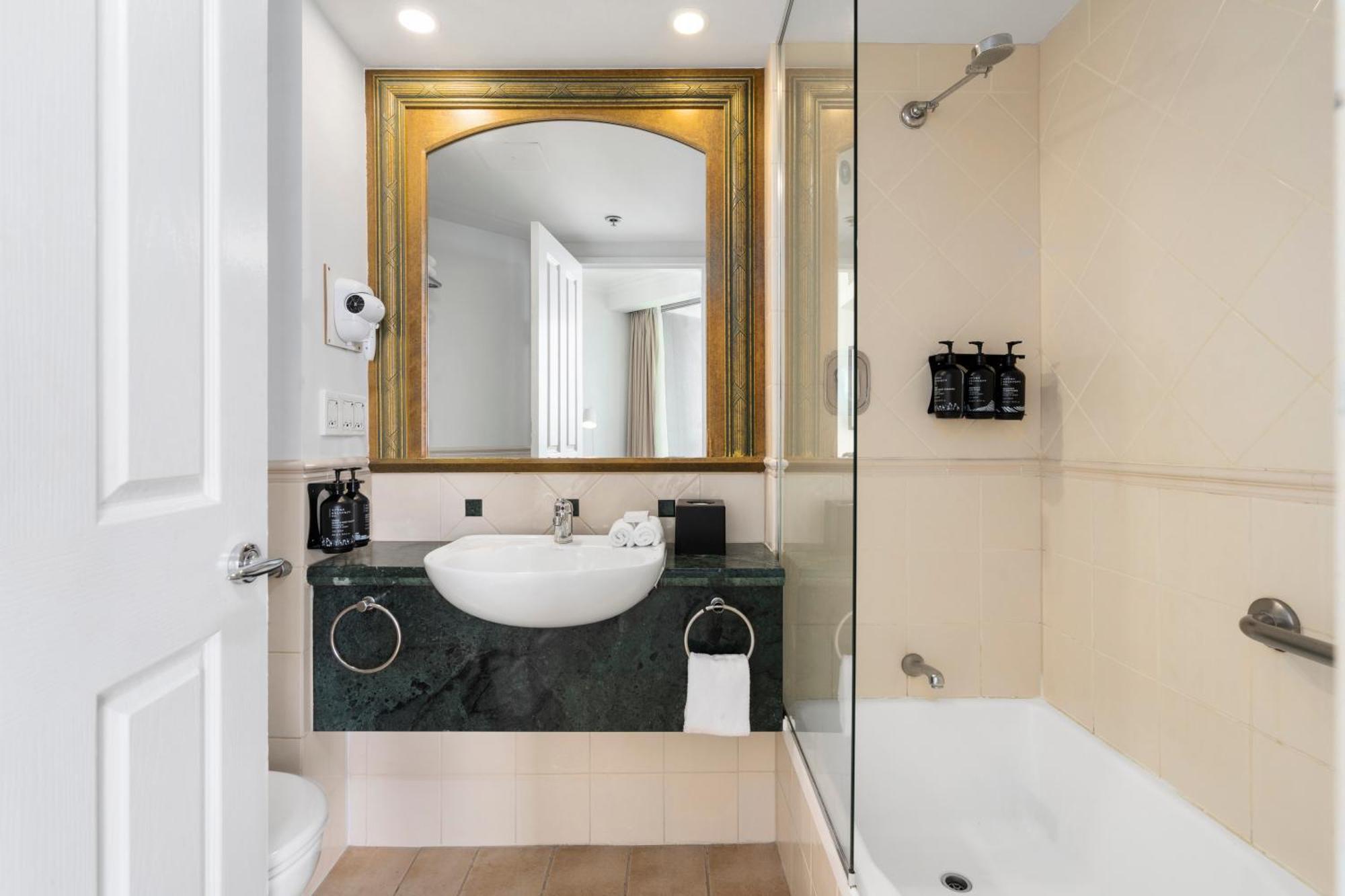 Apartment Legends Surfers Paradise Mid Week Madness Deal - Q