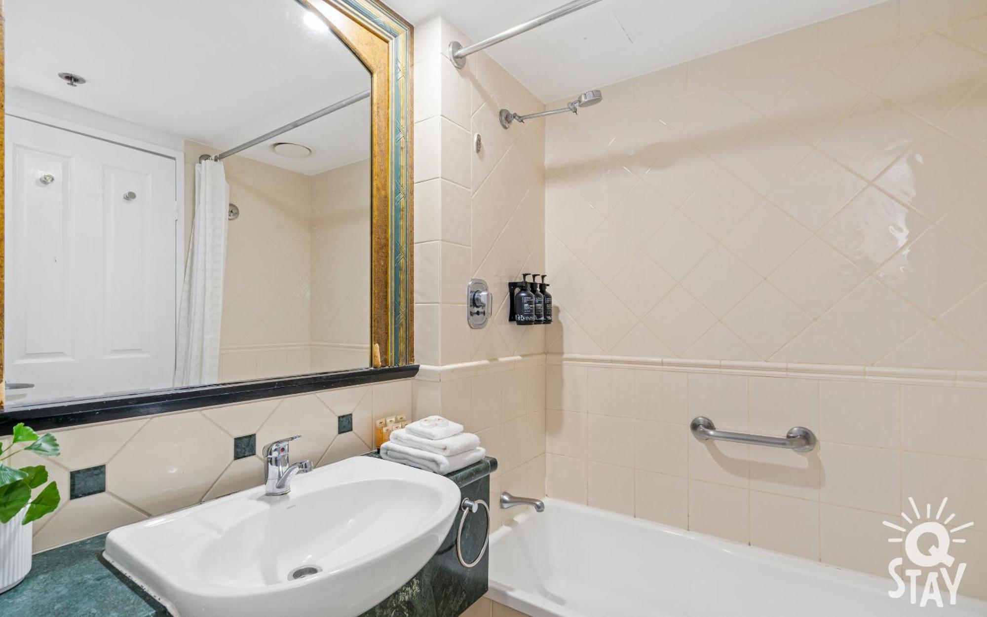 Apartment Legends Surfers Paradise Mid Week Madness Deal - Q *