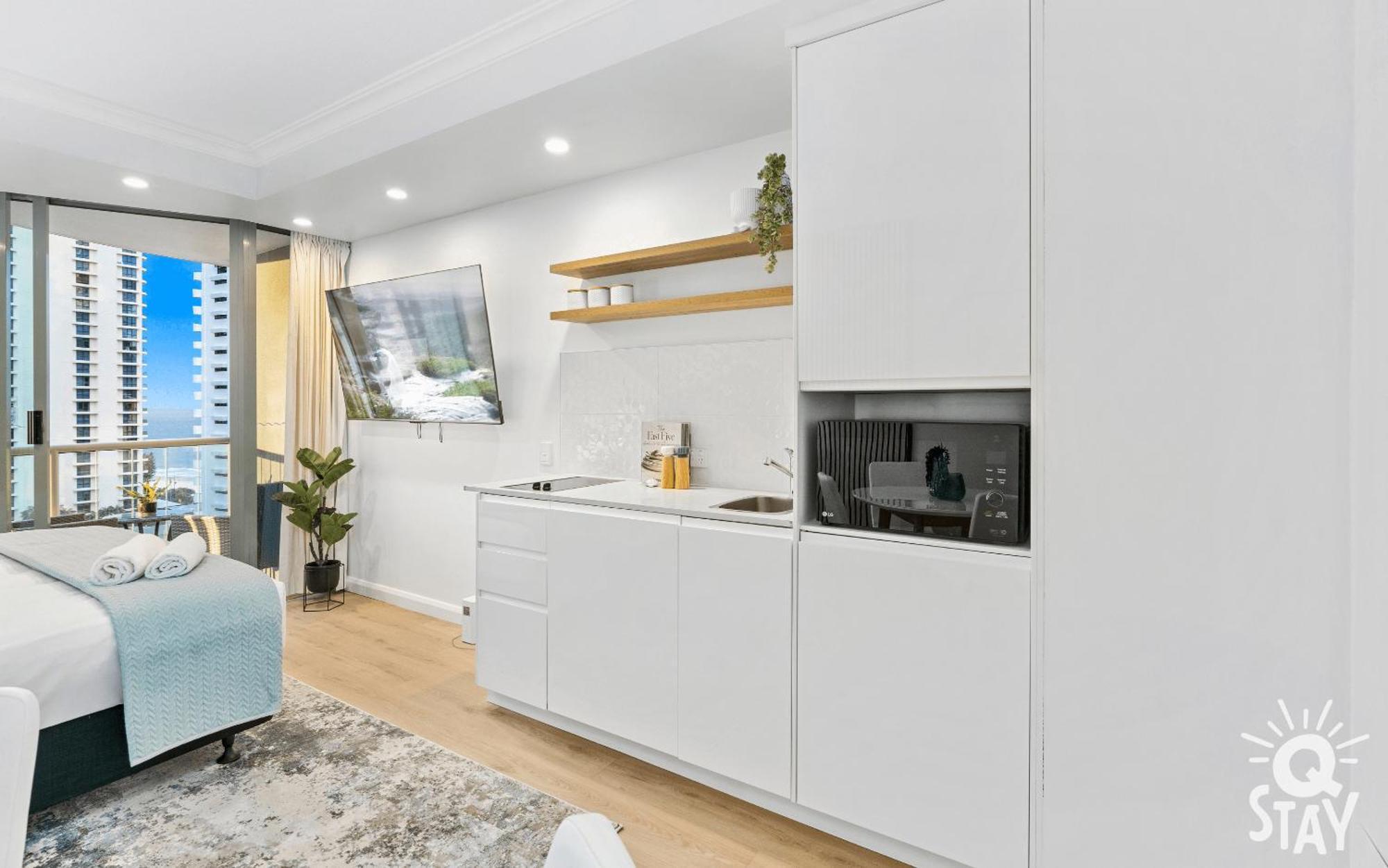 Apartment Legends Surfers Paradise Mid Week Madness Deal - Q